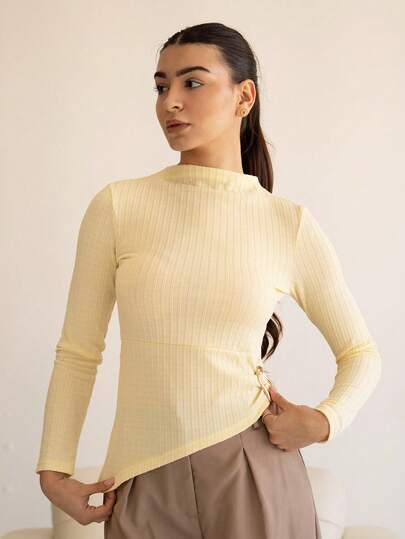 Andrea Bello Blusa de punto acanalado de cuello alto de color amarillo mantequilla con mangas largas y fruncido, diseño de botones metálicos asimétricos, versátil para uso casual y en capas en primavera/otoño, ropa de otoño para mujer con estilo Y2K