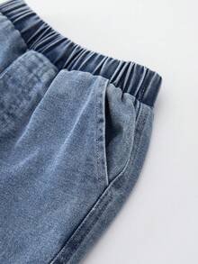 SHEIN Explorewe 两件套男童夏季新款圆领T恤搭配水洗牛仔裤。T恤采用牛仔布面料，饰有口袋字母印花和丝带装饰，与水洗牛仔裤面料相得益彰，呈现独特的造型效果。简约时尚的设计，展现男孩的个性魅力，适合日常休闲和校园穿着，可轻松应对不同季节的搭配需求。 - 白色 - 查看 5