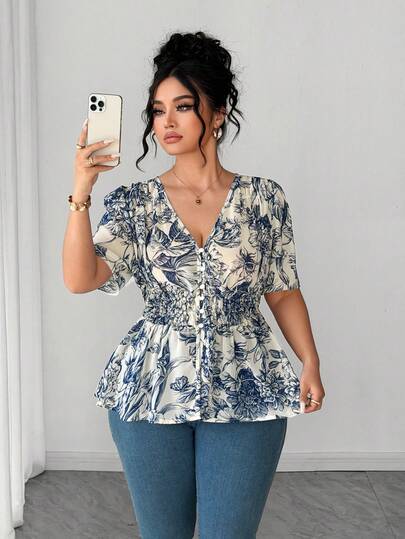 Elenzga Blusa de gasa con volantes en la cintura con estampado floral de palacio azul y blanco para mujer talla grande, blusa de verano elegante con encaje en las mangas cortas, adecuada para volver al colegio, graduación, San Valentín, festival de música, Día de la Madre, Halloween, Acción de Gracias, Pascua, Día Nacional, baile de graduación, citas, boda, actividades al aire libre