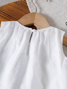 两件套女婴白色套装，无袖上衣搭配阔腿裤，饰以精致镂空刺绣，清新优雅，适合女婴日常穿着，可爱时尚，舒适简约，是理想的夏季套装。 - 白色 - 查看 5