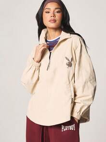 Missguided x Playboy Chaqueta cortavientos oversize con media cremallera, con logo retro de conejo y texto impreso en la espalda - Beis - Ver 5
