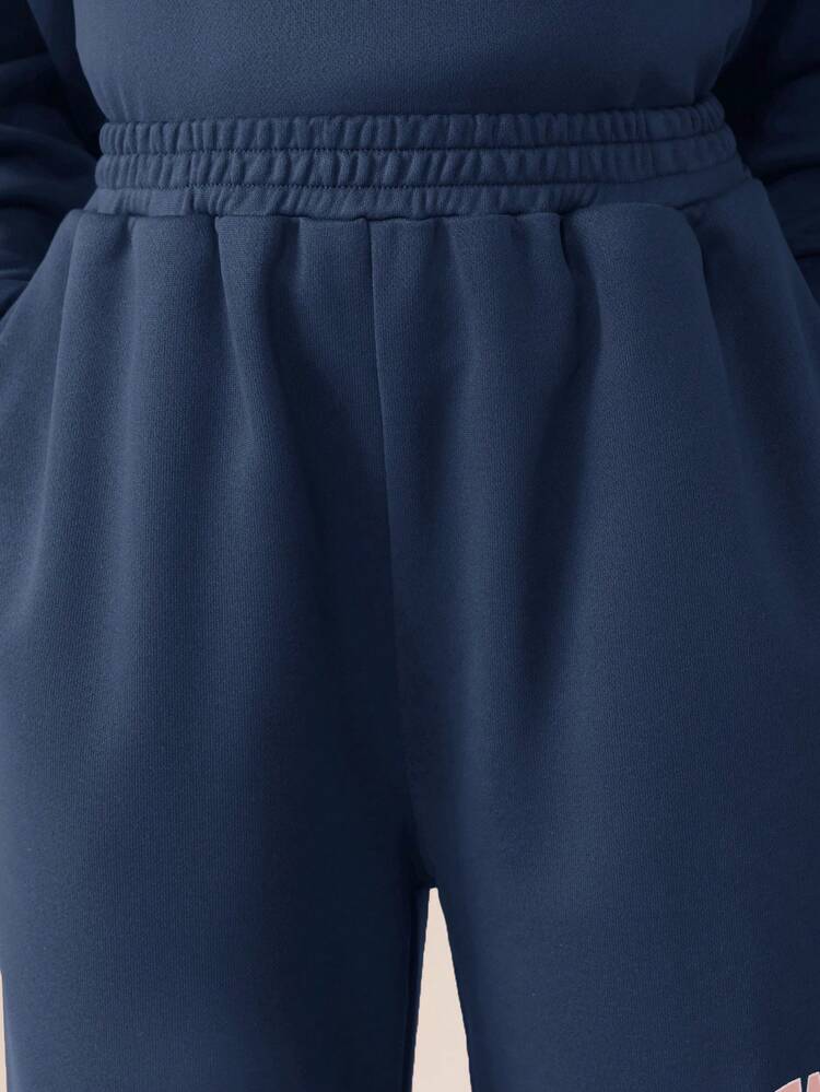 Komplet składający się z bluzy z kapturem i spodni dresowych