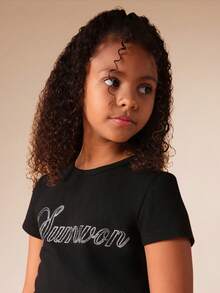 SUMWON Camiseta de cuello redondo de manga corta con texto glamoroso y adornos de strass, estilo informal para vacaciones, para niñas preadolescentes - Negro - Ver 5