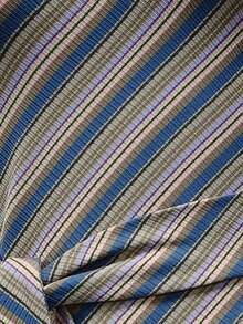 Nöista Gestreiftes Rippstrick-Top mit einem Schulterausschnitt, diagonalen Baby-Streifen und einem selbstbindenden Bund. Der asymmetrische Ausschnitt schafft eine moderne, verspielte Silhouette, perfekt für Outfits für den Frühlingsurlaub, Urlaubsstyling oder zum Layering unter einer Jacke für Geburtstagsfeiern für Frauen. - Blau - Übersicht 7