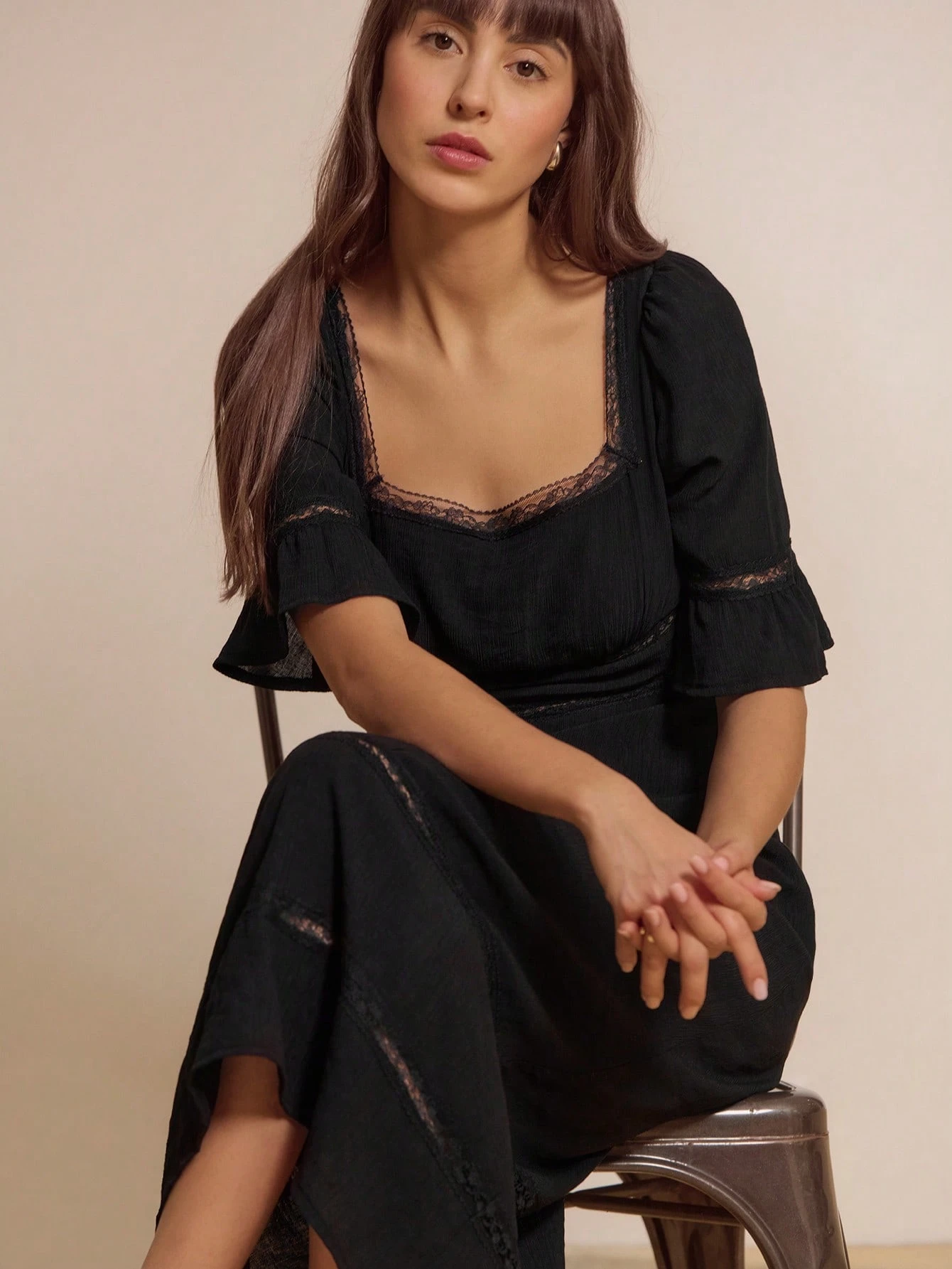 Elegantes schwarzes Spitzenkleid mit Midi-Länge und festlichem Flair