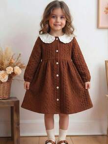 Blossori Elegancka sukienka dziewczęca z długim rękawem i kontrastowym kołnierzykiem zapinana na guziki z przodu - Brązowy - Zobacz 1