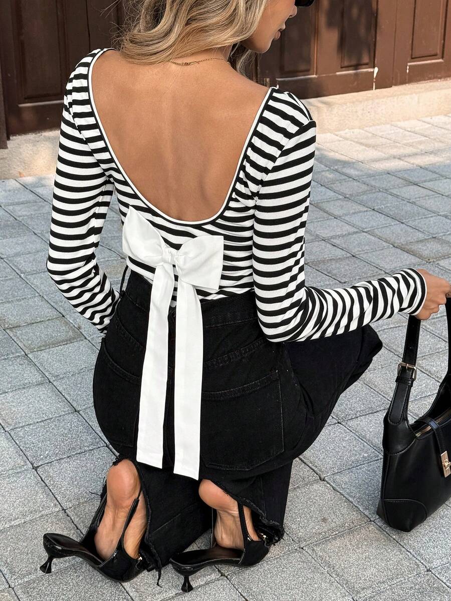 Pariaura 法式方领露背长袖蝴蝶结装饰条纹T恤，适合女性春、夏、秋、冬四季穿着，可作休闲上衣、万圣节服装、圣诞节、感恩节装扮，优雅时尚，适合休闲、通勤、约会、居家和办公穿着。露背条纹上衣 - 黑與白 - 查看 1