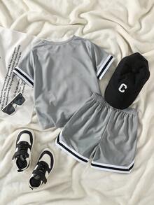 SHEIN Genkimix Kids 两件套男童运动休闲圆领短袖数字印花T恤和印花运动短裤套装，饰有缎带，适合春夏日常穿着、运动、户外活动、上学、聚会、度假等场合。 - 灰色 - 查看 2