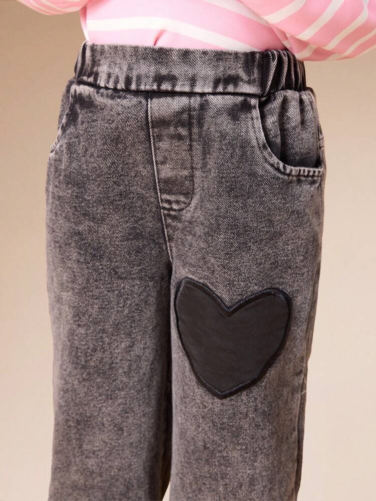 Jeans a gamba larga con applicazione a cuore