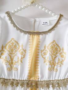 SHEIN 女婴圆领长袖连衣裙，白色底，金色花卉图案装饰，领口和腰部饰有荷叶边，优雅时尚，适合夏季外出，春秋季节日氛围连衣裙。 - 白色 - 查看 7