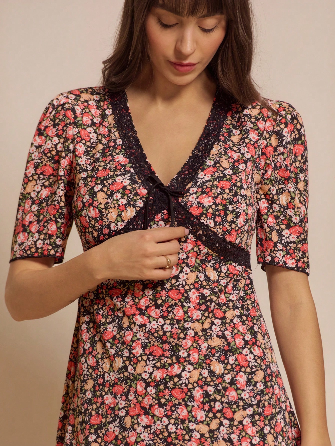 ディジー調ヴィンテージ フローラル プリントマキシワンピース、バスト&ネックラインにブラックレーストリミング、フレンチスタイル パリジャンスタイル