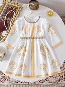 SHEIN 女婴圆领长袖连衣裙，白色底，金色花卉图案装饰，领口和腰部饰有荷叶边，优雅时尚，适合夏季外出，春秋季节日氛围连衣裙。 - 白色 - 查看 1