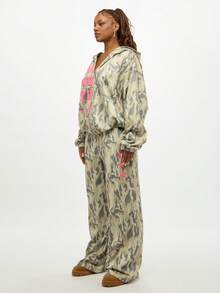 SUMWON Sudadera con capucha con cremallera y estampado de camuflaje de talla grande con gráficos en rosa - Multicolor - Ver 7