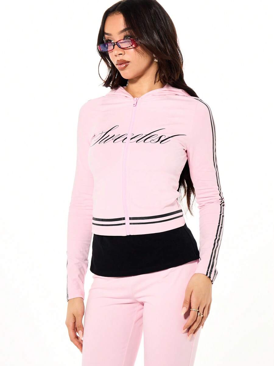 SUMWON WOMEN Kurze, anliegende Zip-Hoodie mit grafischem Aufdruck, Schrifttext und kontrastierenden Streifendetails für lässigen Street-Style