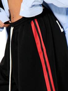 SUMWON WOMEN Pantalones cortos deportivos de pierna ancha y sobredimensionados con estampado gráfico de Londres, con detalles de rayas laterales contrastantes, estilo bermuda casual de verano con cordón en la cintura - Negro - Ver 3
