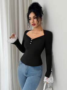 Modelyn Blusa de mujer con encaje en contraste, fruncido, puños con botones y bajo con abertura, de estilo moderno - Negro - Ver 3