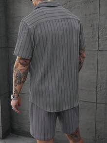 SLATEMANN Bộ áo sơ mi nam tay ngắn kẻ sọc cài cúc phía trước, bộ đồ mùa hè nam, bộ trang phục mùa hè nam, áo sơ mi nam phong cách đường phố, bộ áo sơ mi kẻ sọc cài cúc và quần short nam, bộ quần short mùa hè nam. - Xám - Xem 2
