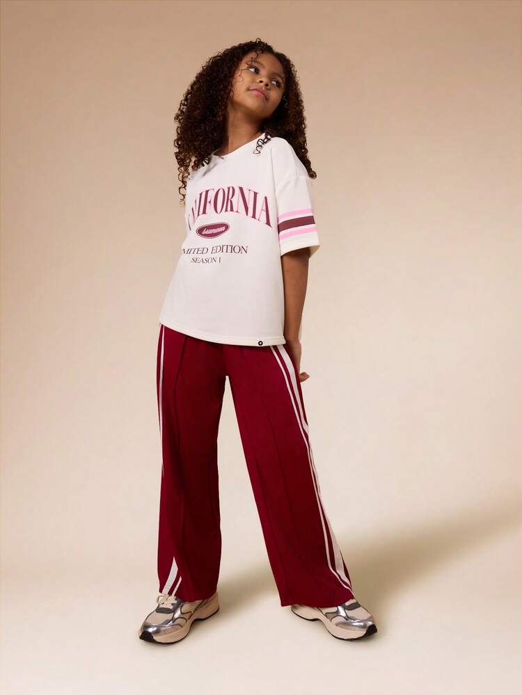 ストライプTシャツとバーガンディのトラックスーツパンツのセット