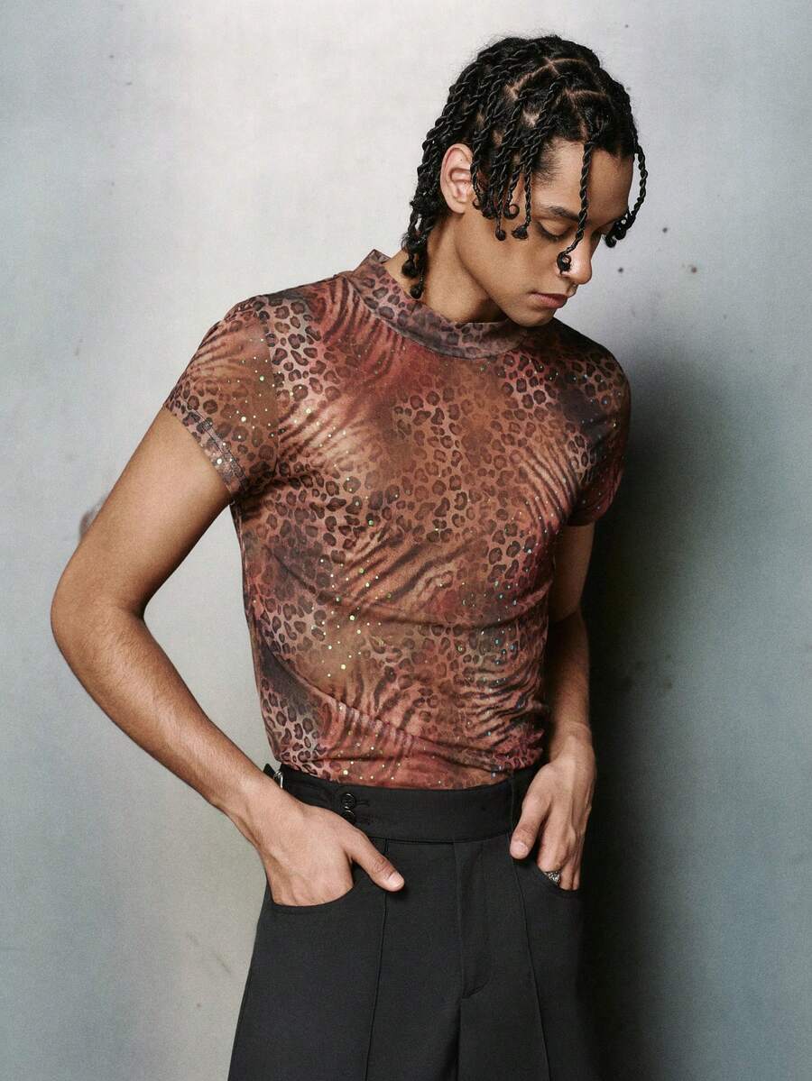 PAVTROS 男士街头风、复古风、INS风时尚数码网眼豹纹亮片紧身高领短袖T恤，豹纹、动物纹图案，吸睛亮丽，完美融合现代与复古风格，休闲日常、街头时尚、户外、主题派对、时尚、节日礼物、男友/老公礼物 - 咖啡棕 - 查看 1