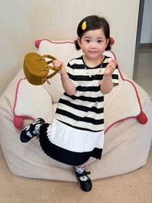DAZY Đầm ngắn tay cổ tròn kẻ sọc phối màu tương phản cho bé gái, kiểu dáng thường ngày, thích hợp cho mùa xuân hè. - Đen và trắng - Xem 2