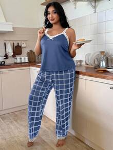 SHEIN Conjunto de pijama con camiseta de tirantes de encaje con parches de color contrastante y pantalones estampados a cuadros para tallas grandes - Azul - Ver 5