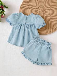 女婴休闲宽松圆领牛仔上衣，浅蓝色水洗，饰有花卉刺绣；宽松腰部牛仔短裤，饰有蝴蝶结，适合休闲、聚会、日常、上学、度假、通勤、居家等场合，秋季新品 - 淺色水洗藍 - 查看 2