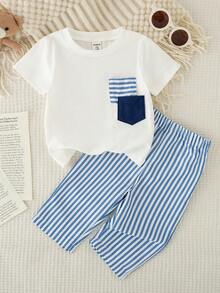 SHEIN 男婴春季休闲度假短袖圆领针织拼接撞色口袋上衣+蓝色条纹宽松裤T恤套装，适合休闲度假日常穿着