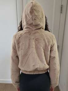 Chamarra de Peluche Corta para Mujer con Capucha, Cierre Completo y Ajuste Elástico, Abrigo Ligero de Invierno - Avena - Ver 7