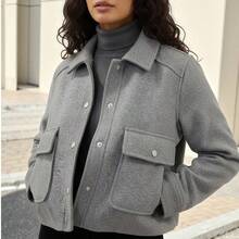 Chamarra ligera de invierno mujer corte corto cuello camisero diseño casual bolsillos al frente botones metálicos ajuste cómodo ideal para uso diario oficina salidas eventos otoño invierno - Gris - Ver 3