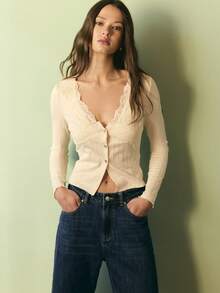 Nöista V领上衣，前开襟设计，配有3颗纳卡纽扣，领口和胸下饰有蕾丝细节。适合春夏穿着，优雅女士之选。 - 米色 - 查看 5