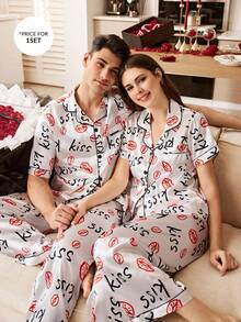 CoupledUp 男士仿丝绸睡衣套装，饰有红色唇印图案 - 白色 - 查看 1