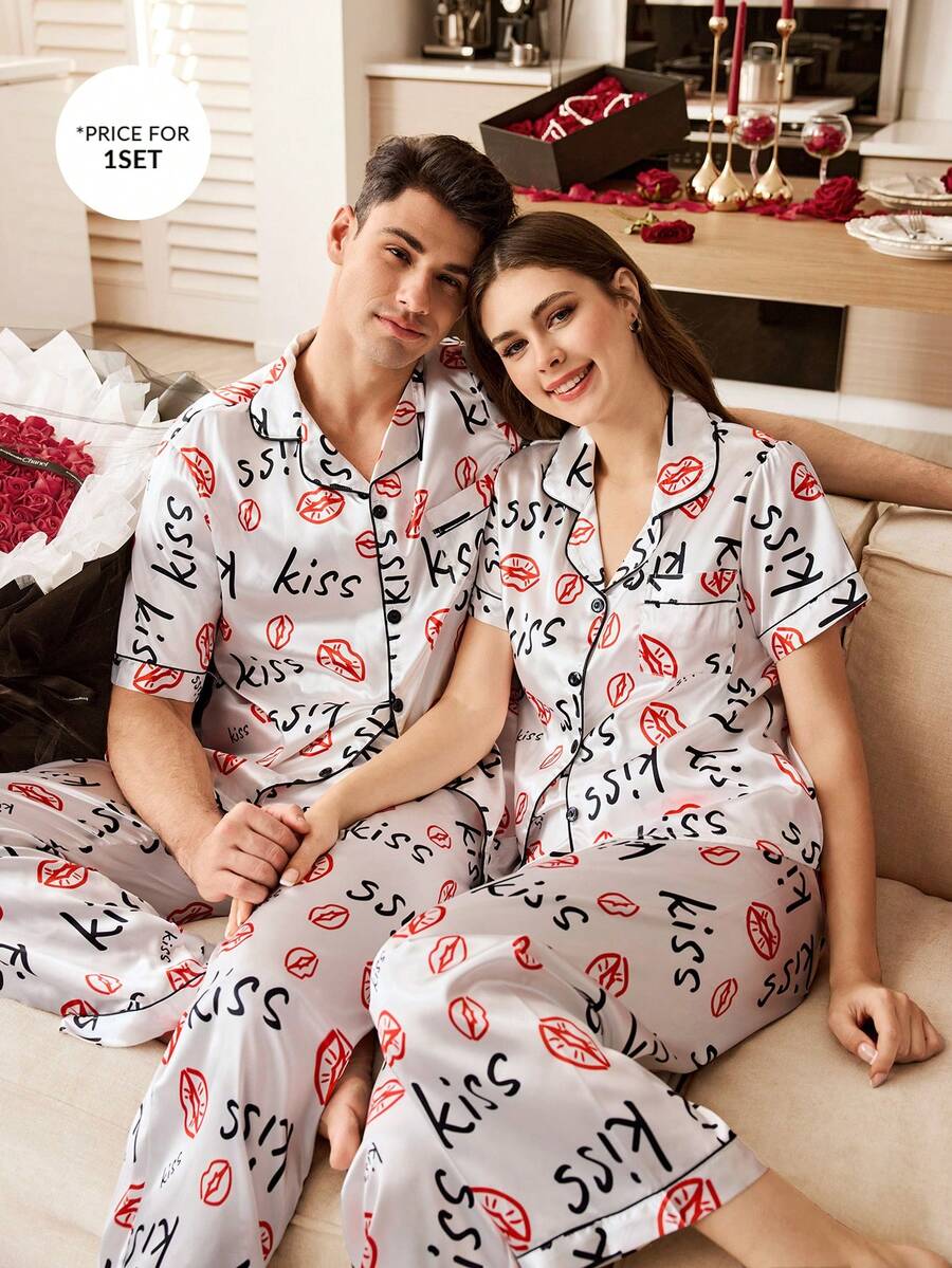 CoupledUp 男士仿丝绸睡衣套装，饰有红色唇印图案 - 白色 - 查看 1