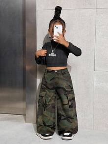 SHEIN Jeans de ajuste holgado con estampado de camuflaje y ramas para niña - Multicolor - Ver 5