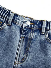 SHEIN ChillGRL 1 chiếc quần jeans ống đứng in hình chuột lang nước hoạt hình dành cho bé gái tuổi teen, kiểu dáng dễ thương và ngọt ngào, rất được ưa chuộng! Chất liệu denim xanh cổ điển, thoải mái, họa tiết hoạt hình, cạp cao co giãn kèm dây xích giả, kiểu dáng ống đứng, tôn dáng. Thích hợp cho các hoạt động hàng ngày, đi học, du lịch cuối tuần, mùa tựu trường, kỳ nghỉ, v.v. Mang đến phong cách và năng động mỗi ngày! - Rửa nhẹ - Xem 6