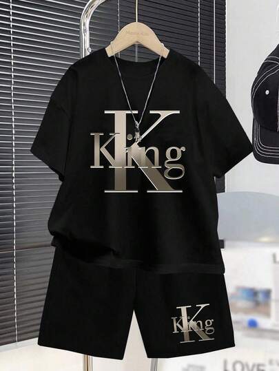 两件套男童休闲简约圆领短袖短裤套装，时尚经典国王文字印花，适合夏季穿着