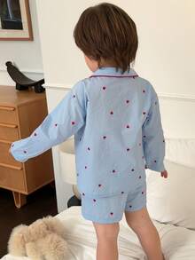 Dazy Kids Set de pijama de 2 piezas con top de manga larga y pantalones cortos con estampado de corazón para bebé niño - Azul - Ver 2