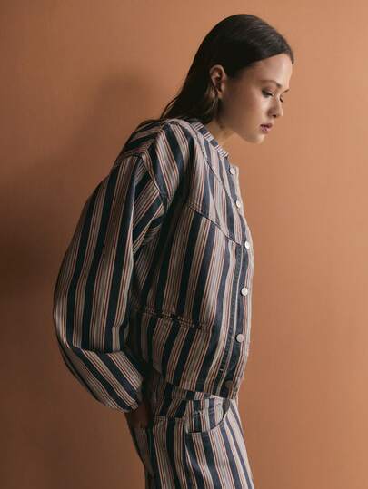 Nöista 条纹外套，前开襟设计，银色按扣，蓝红条纹相间。春季女装，休闲套装，女士套装。