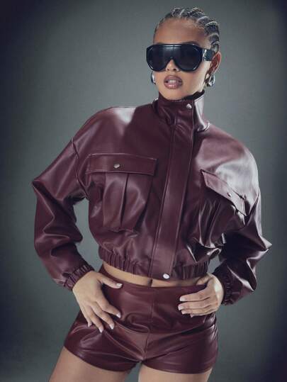 Denimoi Hög halsringning fram med dragkedja, åtdragen midja och cargofickor i konstläder med fickor