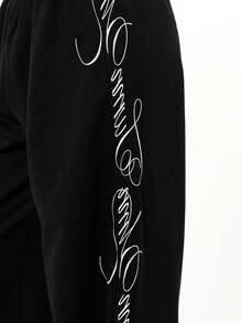 SUMWON WOMEN Quần jogger ống rộng ngoại cỡ với họa tiết chữ in tương phản, cạp chun co giãn, dáng rộng thoải mái, thích hợp cho mọi ngày và mang lại phong cách thường nhật. - màu đen - Xem 4