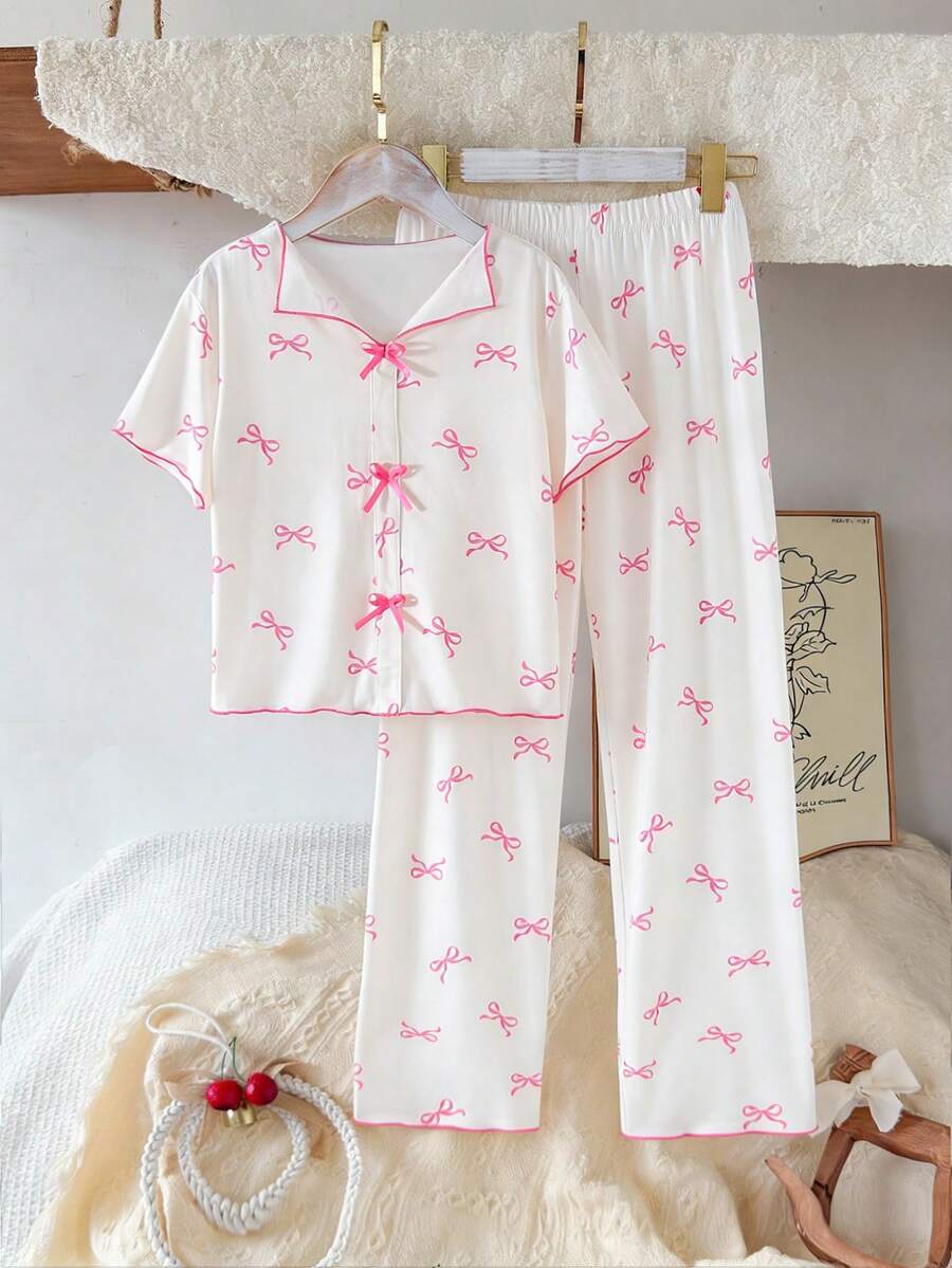 少女睡衣套装，上衣带有领子和蝴蝶结装饰，搭配休闲裤，采用舒适的牛奶丝面料，印有蝴蝶图案，可爱又优雅。 - 杏色 - 查看 1