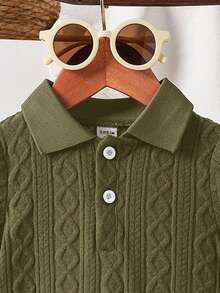 SHEIN Vintaside Kids 一件男婴灰蓝色针织短袖polo衫。采用特殊纹理针织面料，独特的编织图案，领口处有按扣，方便穿脱，罗纹袖口。适合春夏季节，婴幼儿服装，儿童服装，幼儿服装，婴儿套装，婴儿上衣，男婴衬衫，6个月-3岁 - 軍綠色 - 查看 5