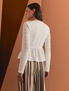 Nöista 提花圆领长袖衬衫，荷叶边下摆，实用口袋设计。优雅百搭，适合春季穿搭、休闲装扮和精致日常造型。 - 白色 - 查看 7