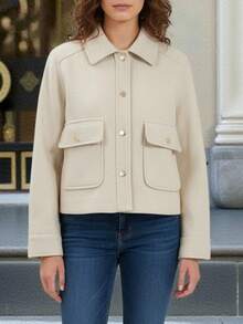 Chamarra ligera de invierno mujer corte corto cuello camisero diseño casual bolsillos al frente botones metálicos ajuste cómodo ideal para uso diario oficina salidas eventos otoño invierno - Beis - Ver 2