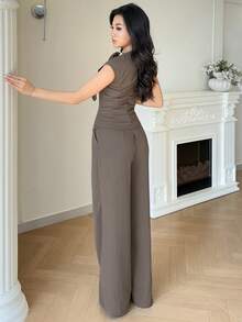 Modelyn 新款不对称短袖修身背心，饰以手工3D立体花卉图案，搭配高端通勤优雅阔腿裤套装 - 棕色 - 查看 6