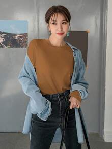 DAZY 女士纯色圆领休闲百搭长袖T恤，适合度假穿着 - 棕色 - 查看 4