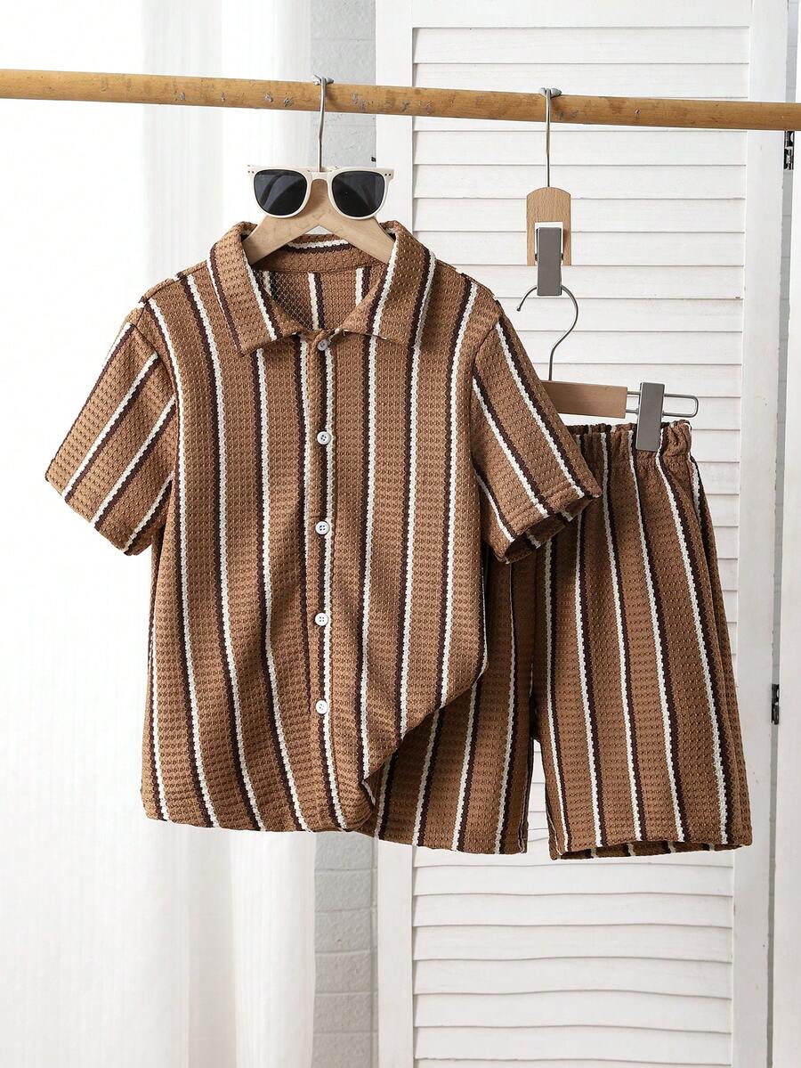 SHEIN Genkimix Kids 这款三件套男童竖条纹短袖衬衫和配套休闲短裤套装,采用混纺面料,亲肤透气。衬衫采用多色竖条纹设计,配有小翻领和短袖;短裤采用松紧腰带。休闲度假风,适合日常穿着、幼儿园、海滩旅行等场合。可整套穿着,也可分开搭配,打造阳光活力的儿童造型,时尚的返校装扮。 - 彩色 - 查看 1