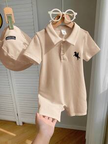SHEIN 2pcs/Set Newborn Baby Boy/Girl Comfortable Casual Collegiate Horse Print White Short Sleeve Polo Romper And Sun Hat Set, Suitable For Indoor, Outdoor, Daily, Sports, Play, Party, Photo Shoot, Holiday, Spring/Summer - Khaki - View 3