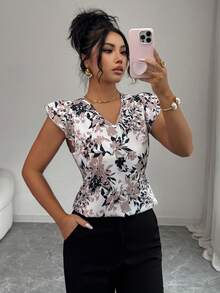SHEIN Elenzya Blusa elegante con estampado floral, cuello en V y mangas con volantes - Multicolor - Ver 1