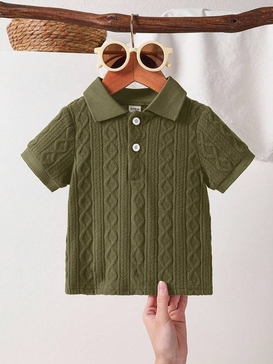 SHEIN Vintaside Kids 一件男婴灰蓝色针织短袖polo衫。采用特殊纹理针织面料，独特的编织图案，领口处有按扣，方便穿脱，罗纹袖口。适合春夏季节，婴幼儿服装，儿童服装，幼儿服装，婴儿套装，婴儿上衣，男婴衬衫，6个月-3岁 - 軍綠色 - 查看 1