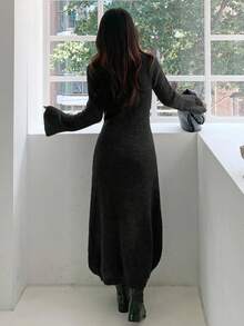 DAZY Damklänning med V-ringning, fluffig look - Svart - Visa 4